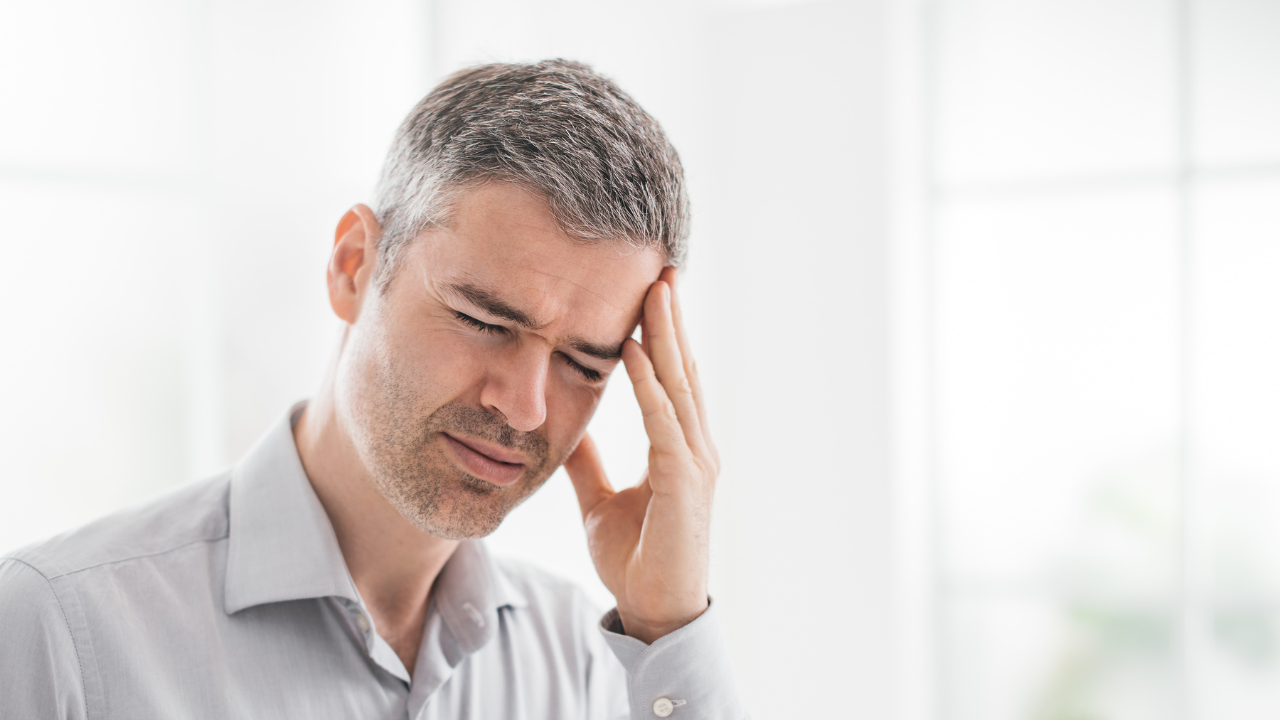 Dor de cabeça constante: quando pode ser sinal de algo sério?